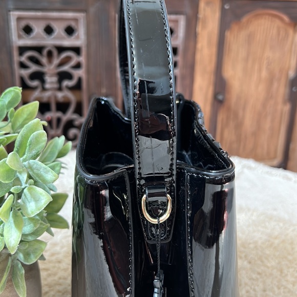 🌸NWT BCBG Rosie Bucket Bag in Black Faux Patent Leather. So Cute!! - Picture 5 of 10
